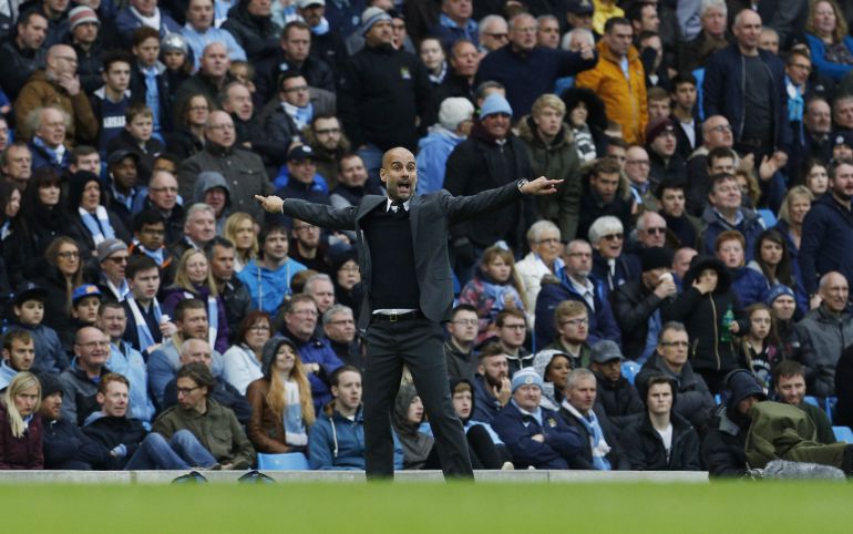 Guardiola da indicaciones a su equipo Guardiola da indicaciones a su equipo
