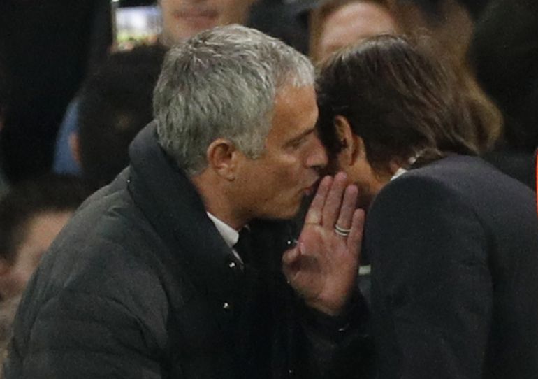 El técnico del Chelsea, Antonio Conte, escucha lo que le dice Moruinho al oído. El técnico del Chelsea, Antonio Conte, escucha lo que le dice Moruinho al oído.
