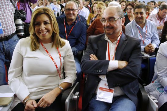 La presidenta de la Junta de Andalucía, Susana Díaz, junto al presidente del Gobierno de Aragón, Javier Lambán, momentos antes del incio del Comité Federal. La presidenta de la Junta de Andalucía, Susana Díaz, junto al presidente del Gobierno de Aragón, Javier Lambán, momentos antes del incio del Comité Federal.