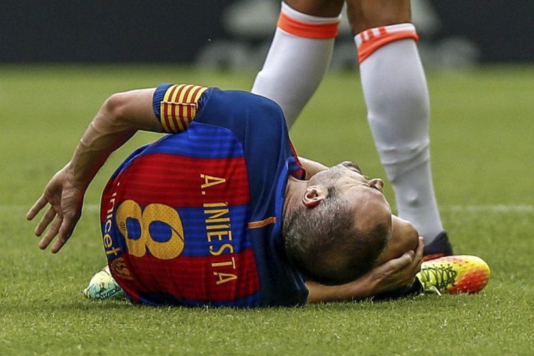 Iniesta se duele en la hierba de Mestalla Iniesta se duele en la hierba de Mestalla