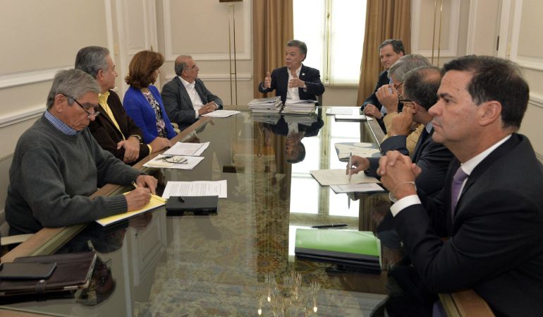 El mandatario colombiano, Juan Manuel Santos (c), se reúne con el jefe del equipo negociador del Gobierno, Humberto de la Calle (c-i) y con el Alto Comisionado para la Paz, Sergio Jaramillo (c-d), entre otras autoridades hoy, viernes 21 de octubre de 2016, en Bogotá (Colombia). El equipo negociador del Gobierno colombiano en los diálogos de paz con las FARC retorna hoy a Cuba para obtener un "nuevo acuerdo" con esa guerrilla tras el rechazo popular al anterior en el plebiscito del 2 de octubre. El mandatario colombiano, Juan Manuel Santos (c), se reúne con el jefe del equipo negociador del Gobierno, Humberto de la Calle (c-i) y con el Alto Comisionado para la Paz, Sergio Jaramillo (c-d), entre otras autoridades hoy, viernes 21 de octubre de 2016, en Bogotá (Colombia). El equipo negociador del Gobierno colombiano en los diálogos de paz con las FARC retorna hoy a Cuba para obtener un "nuevo acuerdo" con esa guerrilla tras el rechazo popular al anterior en el plebiscito del 2 de octubre.