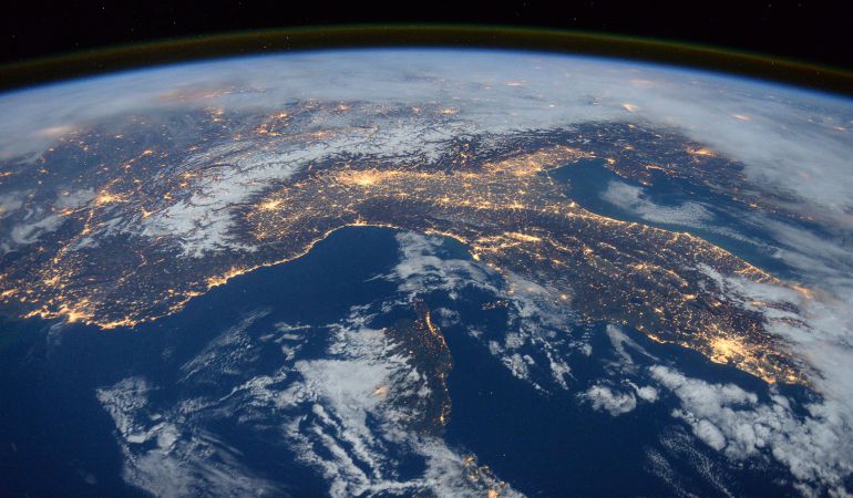 La Tierra no cuenta con un norte y un sur específico. La Tierra no cuenta con un norte y un sur específico.