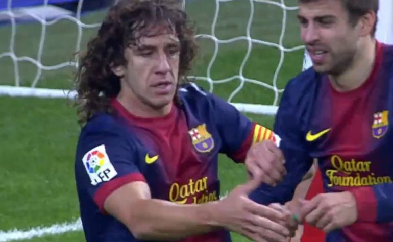 Puyol le quita el mechero a Piqué y le disuade de llevárselo al árbitro Puyol le quita el mechero a Piqué y le disuade de llevárselo al árbitro