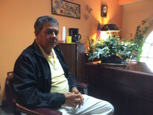 Rodolfo Flores Ortega en el despacho de la director del "centro de envejecientes" Rodolfo Flores Ortega en el despacho de la director del "centro de envejecientes"