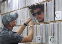 Bob Dylan acepta el Nobel de Literatura