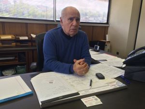 El alcade de Monessen, Lou Mavrakis, en su despacho durante la entrevista El alcade de Monessen, Lou Mavrakis, en su despacho durante la entrevista