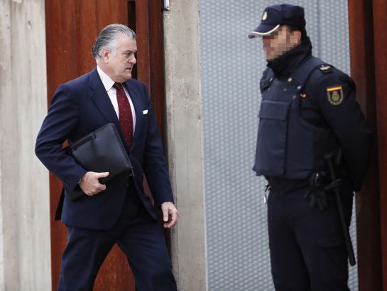 GRA033. SAN FERNANDO DE HENARES (MADRID), 28/10/2016.- El extesorero del PP Luis Bárcenas, a su llegada esta mañana a la Audiencia Nacional en San Fernado de Henares, donde comienza hoy a declarar el tercer acusado en el caso Gürtel, Álvaro Pérez Alonso, el "Bigotes", en el macrojuicio a la red de corrupción. EFE/Emilio Naranjo GRA033. SAN FERNANDO DE HENARES (MADRID), 28/10/2016.- El extesorero del PP Luis Bárcenas, a su llegada esta mañana a la Audiencia Nacional en San Fernado de Henares, donde comienza hoy a declarar el tercer acusado en el caso Gürtel, Álvaro Pérez Alonso, el "Bigotes", en el macrojuicio a la red de corrupción. EFE/Emilio Naranjo