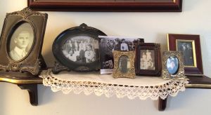 Fotos de sus antepasados que Tom Hall conserva en su casa Fotos de sus antepasados que Tom Hall conserva en su casa