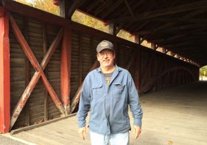 Tom Hall en el puente cerrado de Barrackville Tom Hall en el puente cerrado de Barrackville