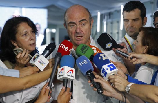 GRA543. CARTAGENA DE INDIAS (COLOMBIA), 29/10/2016.- El ministro español de Economía en funciones, Luis de Guindos, atiende a la prensa durante la XXV Cumbre Iberoamericana que se celebra hoy en Cartagena de Indias, Colombia. EFE/J.J. Guillén GRA543. CARTAGENA DE INDIAS (COLOMBIA), 29/10/2016.- El ministro español de Economía en funciones, Luis de Guindos, atiende a la prensa durante la XXV Cumbre Iberoamericana que se celebra hoy en Cartagena de Indias, Colombia. EFE/J.J. Guillén