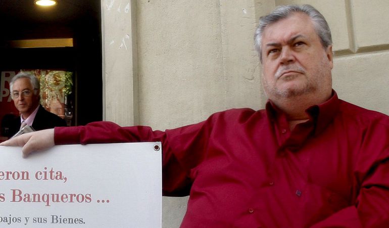 José Luis Burgos, apostado frente a la sede central del Banco Santander en Barcelona, el 17 de mayo de 2010. José Luis Burgos, apostado frente a la sede central del Banco Santander en Barcelona, el 17 de mayo de 2010.