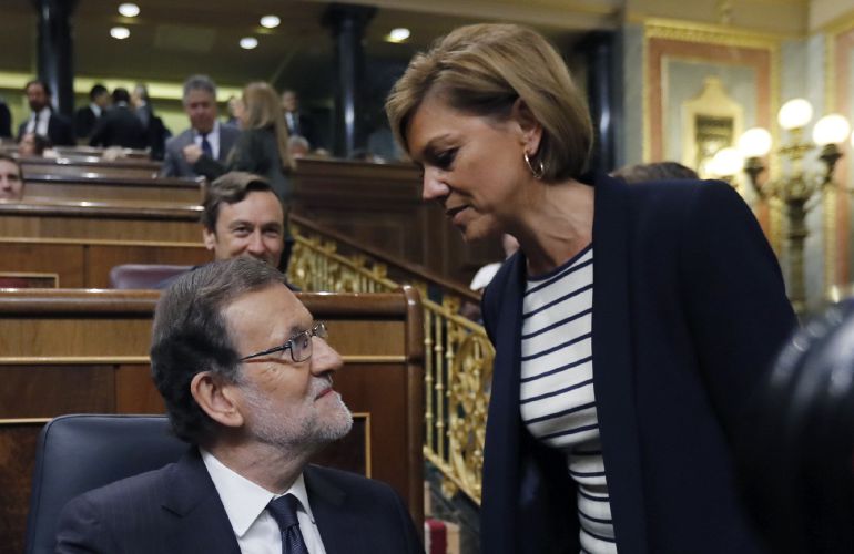 Mariano Rajoy conversa con María Dolores de Cospedal. Mariano Rajoy conversa con María Dolores de Cospedal.