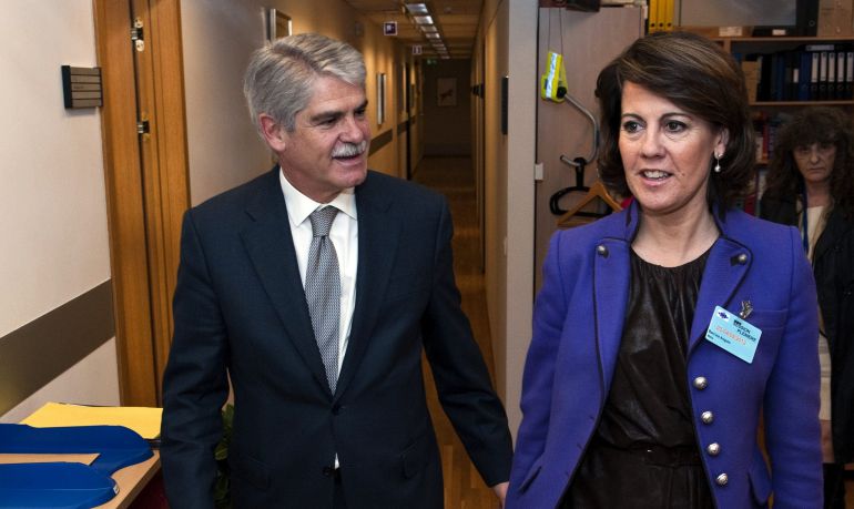 La presidenta de Navarra, Yolanda Barcina, con el entonces embajador de España ante la UE, Alfonso Dastis Quecedo, en la Representación Permanente de España ante la UE. Fotografía de 2012 La presidenta de Navarra, Yolanda Barcina, con el entonces embajador de España ante la UE, Alfonso Dastis Quecedo, en la Representación Permanente de España ante la UE. Fotografía de 2012