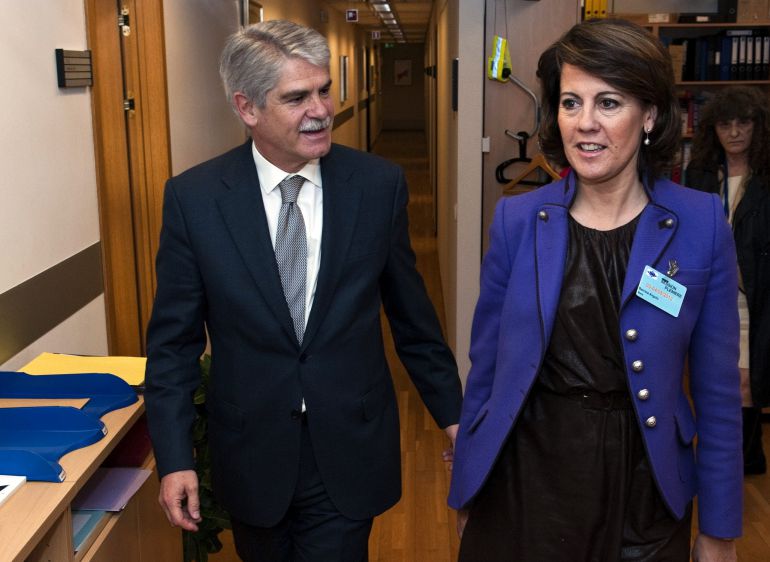 La presidenta de Navarra, Yolanda Barcina, con el entonces embajador de España ante la UE, Alfonso Dastis Quecedo, en la Representación Permanente de España ante la UE. Fotografía de 2012 La presidenta de Navarra, Yolanda Barcina, con el entonces embajador de España ante la UE, Alfonso Dastis Quecedo, en la Representación Permanente de España ante la UE. Fotografía de 2012