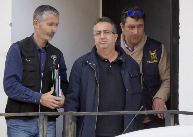 MÉRIDA (Extremadura). El secretario general de UPA-UCE en Extremadura, Ignacio Huertas, sale detenido por la Guardia Civil tras concluir el registro de la sede regional de UPA-UCE de Extremadura, en Mérida, de la que se han llevado una veintena de cajas "repletas de documentos", y en la que han estado presentes, durante las 28 horas que ha durado, tres de los siete detenidos en la operación. MÉRIDA (Extremadura). El secretario general de UPA-UCE en Extremadura, Ignacio Huertas, sale detenido por la Guardia Civil tras concluir el registro de la sede regional de UPA-UCE de Extremadura, en Mérida, de la que se han llevado una veintena de cajas "repletas de documentos", y en la que han estado presentes, durante las 28 horas que ha durado, tres de los siete detenidos en la operación.