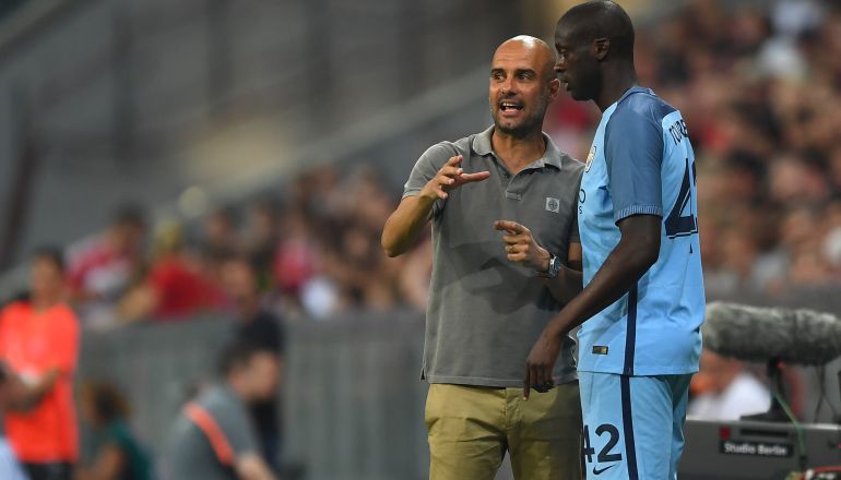 Guardiola y Yaya Touré, en un partido del Manchester City. Guardiola y Yaya Touré, en un partido del Manchester City.