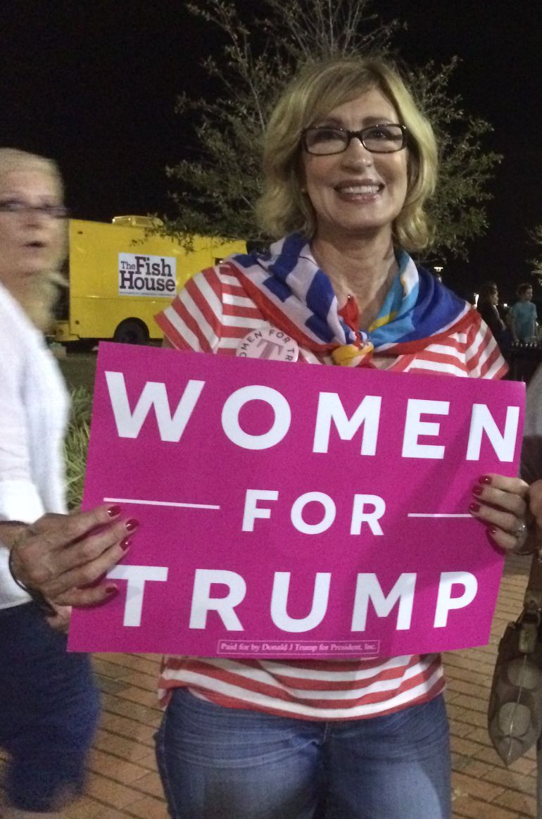 Katherine Parker mostrando un cartel de apoyo de las mujeres a Donald Trump Katherine Parker mostrando un cartel de apoyo de las mujeres a Donald Trump