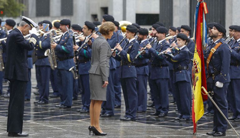 La ministra de Defensa, MarÍa Dolores de Cospedal, se inclina ante la bandera de España durante la revista a las tropas. La ministra de Defensa, MarÍa Dolores de Cospedal, se inclina ante la bandera de España durante la revista a las tropas.