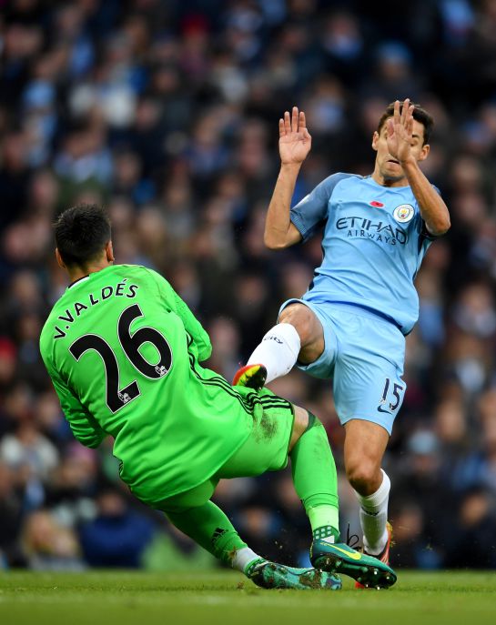 Brutal entrada de Jesús Navas a Víctor Valdés: espeluznante agujero en la pierna Brutal entrada de Jesús Navas a Víctor Valdés: espeluznante agujero en la pierna