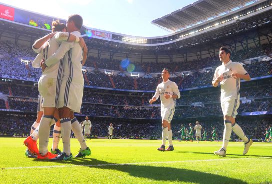 Los jugadores del Real Madrid celebran el primero tanto de Bale. Los jugadores del Real Madrid celebran el primero tanto de Bale.