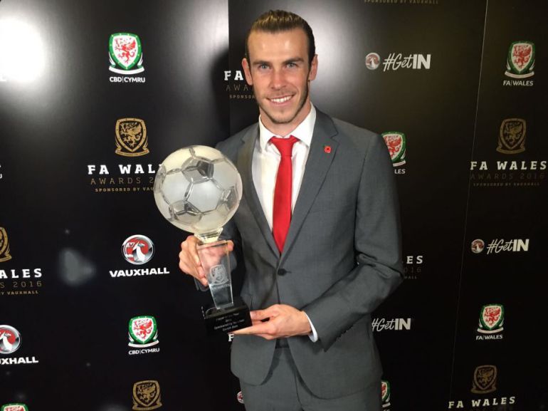 El jugador galés, Gareth Bale, con el premio que le convierte en el mejor jugador del año en su país. El jugador galés, Gareth Bale, con el premio que le convierte en el mejor jugador del año en su país.