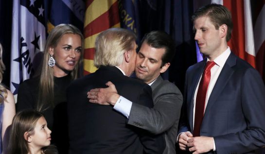 Donald Trump abraza a su hijo Donald Trump Jr. Donald Trump abraza a su hijo Donald Trump Jr.