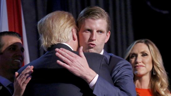 Trump abraza a Eric, otro de sus hijos. Trump abraza a Eric, otro de sus hijos.