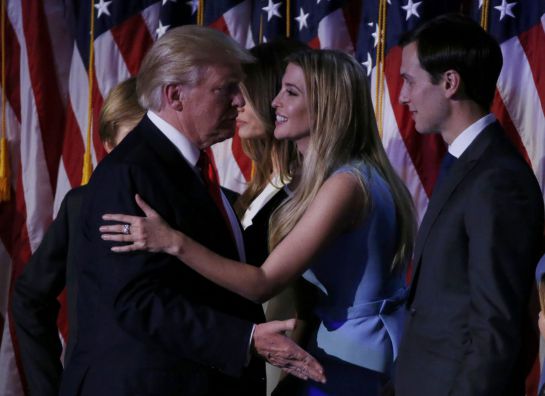 Donald Trump recibe las felicitaciones de su hija Ivanka y el marido de ésta, Jared Kushner. Donald Trump recibe las felicitaciones de su hija Ivanka y el marido de ésta, Jared Kushner.