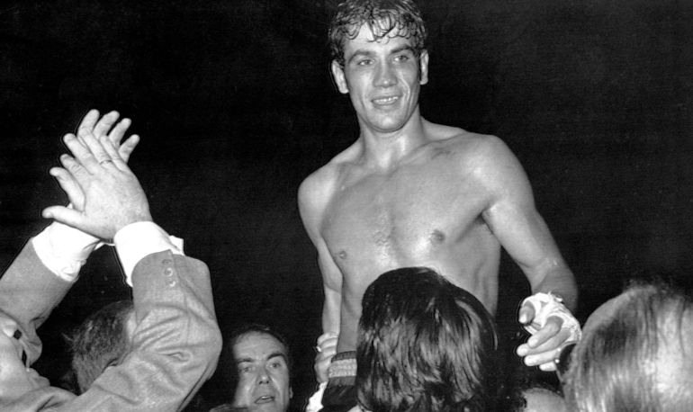 Perico Fernández, el día en que celebró su primer título de campeón del mundo. Perico Fernández, el día en que celebró su primer título de campeón del mundo.