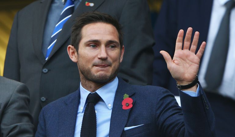 Frank Lampard saluda a los aficionados desde su asiento en la grada. Frank Lampard saluda a los aficionados desde su asiento en la grada.