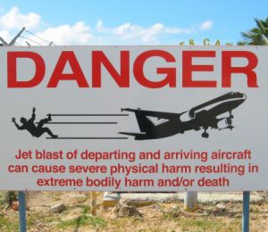 Cartel junto al aeropuerto Princesa Juliana que advierte del peligro de acercarse demasiado. Cartel junto al aeropuerto Princesa Juliana que advierte del peligro de acercarse demasiado.