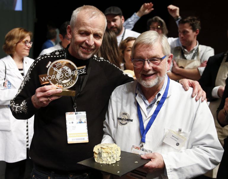 El noruego Gunnar Waager (i) posa junto a un miembro del jurado tras recibir el galardón al mejor queso del mundo. El noruego Gunnar Waager (i) posa junto a un miembro del jurado tras recibir el galardón al mejor queso del mundo.