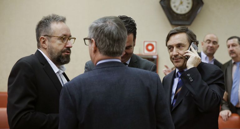 Los portavoces parlamentarios de Ciudadanos, Juan Carlos Girauta (i); del PP, Rafael Hernando (d), y el vicesecretario general de Ciudadanos, José Manuel Villegas (de espaldas), conversan tras haber sido aplazada la votación para elegir al exministro Jorge Fernández Díaz como presidente de la Comisión de Asuntos Exteriores del Congreso ante la falta de consenso sobre su candidatura, que el PP mantiene pese al rechazo que genera en el resto de los grupos. Los portavoces parlamentarios de Ciudadanos, Juan Carlos Girauta (i); del PP, Rafael Hernando (d), y el vicesecretario general de Ciudadanos, José Manuel Villegas (de espaldas), conversan tras haber sido aplazada la votación para elegir al exministro Jorge Fernández Díaz como presidente de la Comisión de Asuntos Exteriores del Congreso ante la falta de consenso sobre su candidatura, que el PP mantiene pese al rechazo que genera en el resto de los grupos.