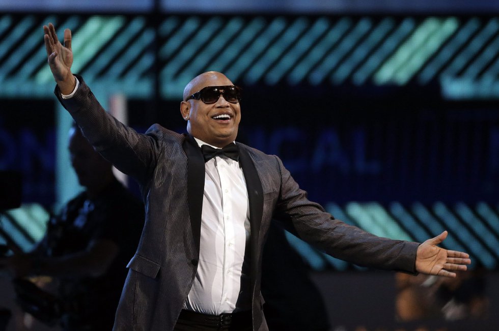 Alexander Delgado, de Gente de Zona recibe el premio a Mejor Álbum Fusión Tropical. Alexander Delgado, de Gente de Zona recibe el premio a Mejor Álbum Fusión Tropical.