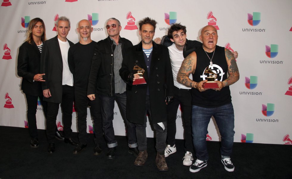 Los Fabulosos Cadilacs posan con su premio a Mejor Canción Rock y Mejor Álbum Rock. Los Fabulosos Cadilacs posan con su premio a Mejor Canción Rock y Mejor Álbum Rock.