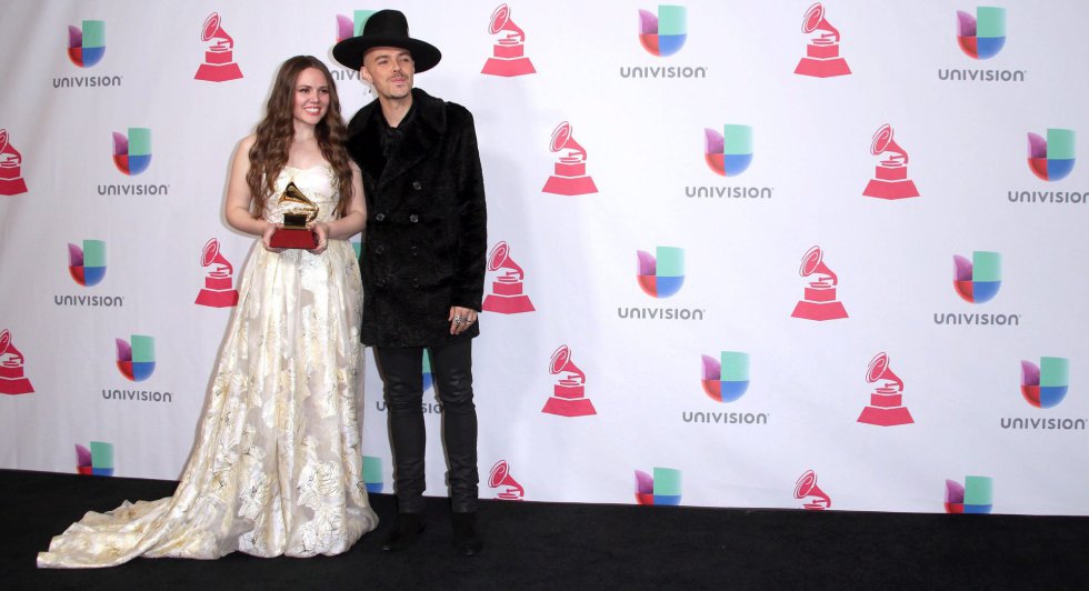 Jesse Huerta y Joy Huerta (Jesse y Joy) posan con el premio a Mejor Álbum Contemporáneo Pop Vocal.a Jesse Huerta y Joy Huerta (Jesse y Joy) posan con el premio a Mejor Álbum Contemporáneo Pop Vocal.a