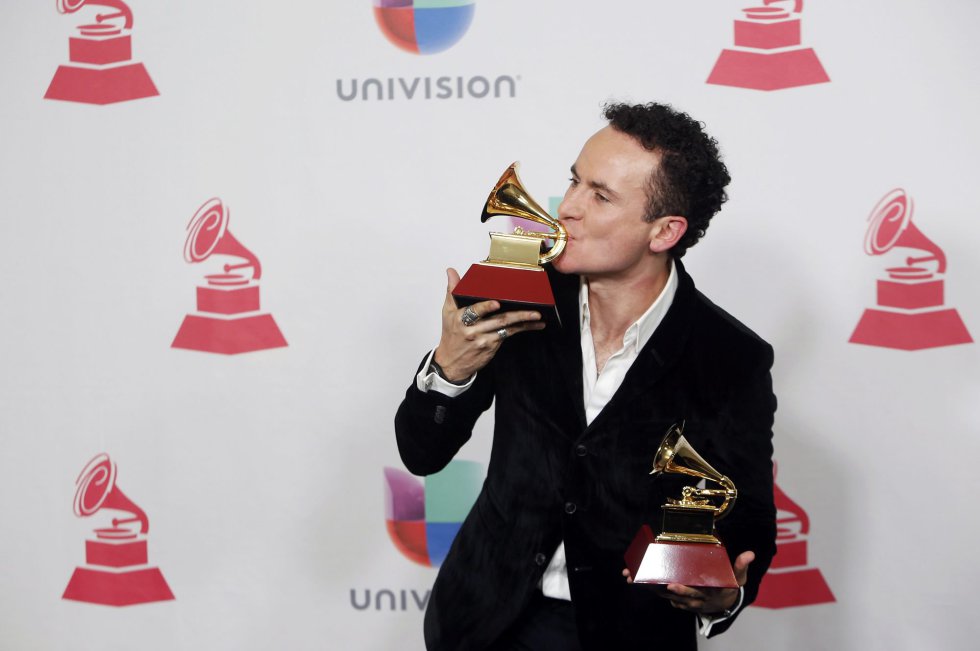 Fonseca posa con su Grammy. Fonseca posa con su Grammy.