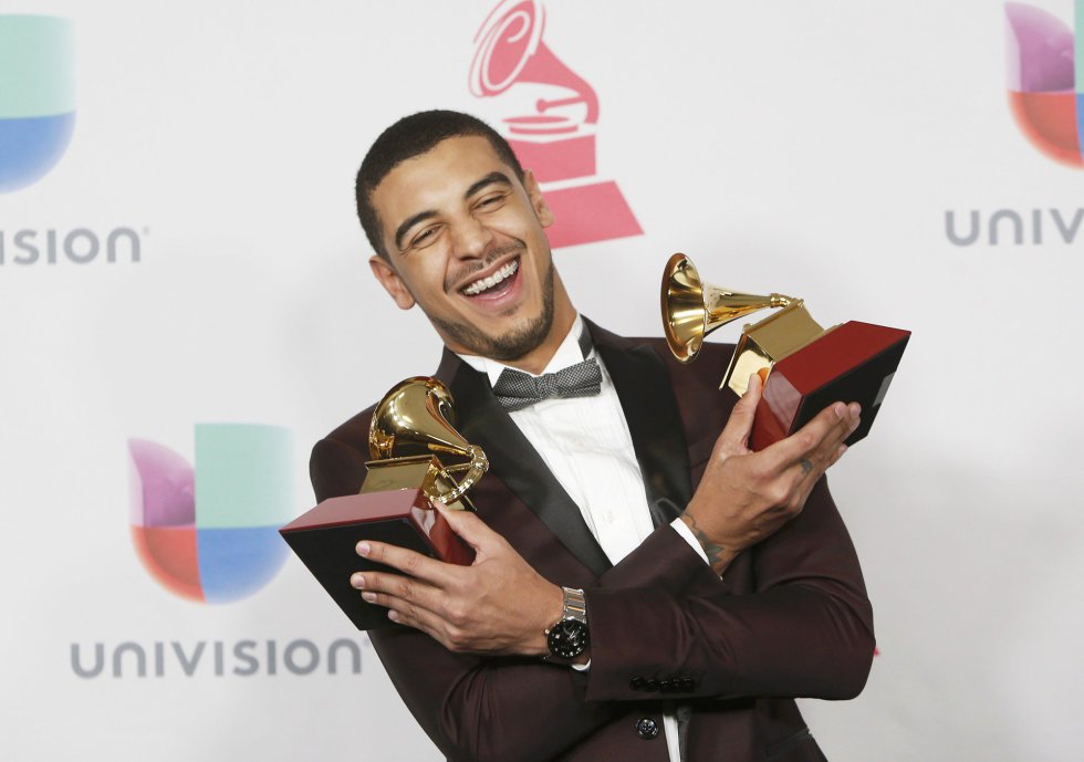 Manuel Medrano posa con sus dos Grammy por su album 'Manuel Medrano'. Manuel Medrano posa con sus dos Grammy por su album 'Manuel Medrano'.