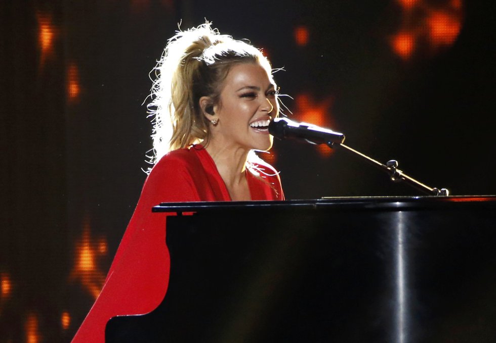 Rachel Platten canta 'Stand By You'. Rachel Platten canta 'Stand By You'.