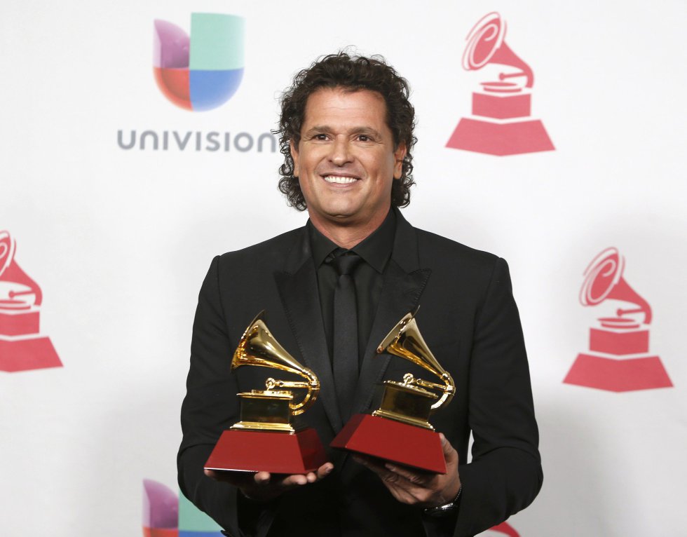Carlos Vives posa con sus premios. Carlos Vives posa con sus premios.