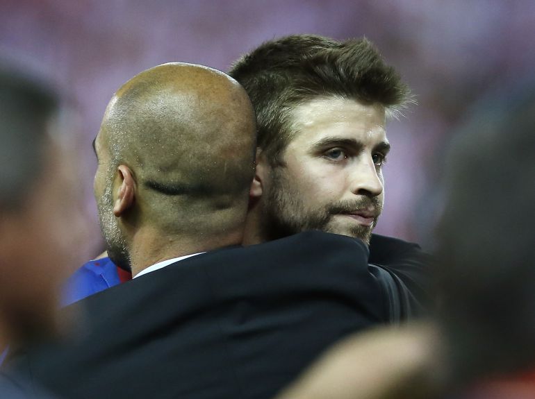 Pep Guardiola abraza a Gerard Piqué. Pep Guardiola abraza a Gerard Piqué.