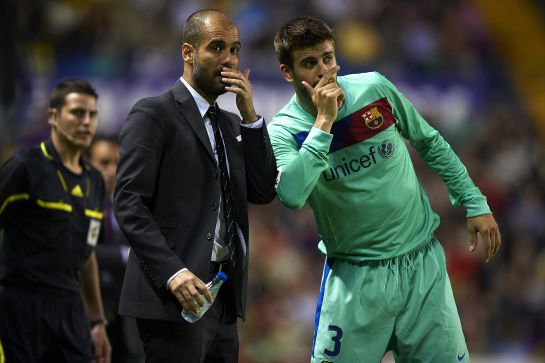 Gerard Piqué y Pep Guardiola hablan en el terreno de juego. Gerard Piqué y Pep Guardiola hablan en el terreno de juego.