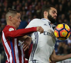 Torres y Nacho, en el derbi del Calderón (0-3). Torres y Nacho, en el derbi del Calderón (0-3).