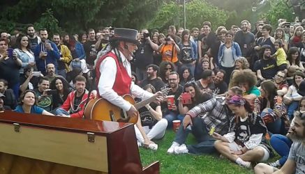 Artistas y público celebran las canciones de "El Drogas"