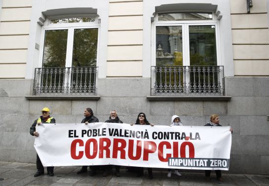 Un grupo de personas con una pancarta en las inmediaciones del Supremo Un grupo de personas con una pancarta en las inmediaciones del Supremo
