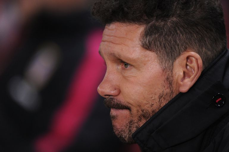 Diego Pablo Simeone, pensativo durante el derbi Diego Pablo Simeone, pensativo durante el derbi