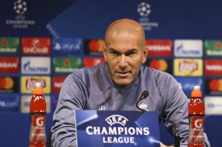 AC01 LISBOA (PORTUGAL), 21/11/2016.- El entrenador francés del Real Madrid, Zinedine Zidane durante la rueda de prensa tras el entrenamiento del equipo en el estadio Alvalade de Lisboa, Portugal hoy 21 de noviembre de 2016 en donde mañana se enfrentará al Sporting de Lisboa en el partido de fase de grupos de la Liga de Campeones. EFE/Antonio Cotrim