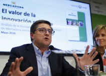 GRA143. MADRID, 20/11/2016.- Juan Antonio Germán (i), director de Relaciones Externad de Mercadona, y la presidenta de la Fundación Cotec, Cristina Garmendia, durante la presentación hoy del estudio "El valor de la innovación conjunta: análisis de la innovación de los interproveedores de Mercadona entre 2012 y 2015", elaborado por el Institut Cerdà, según el cual los interproveedores del la empresa de distribuón invirtieron más de 377 millones de euros en el lanzamiento de más de 580 productos "innovadores" y en la mejora de procesos durante los últimos cuatro años. EFE/Mariscal
