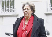 GRA023. MADRID, 21/11/2016.- La senadora y exalcaldesa de Valencia por el PP, Rita Barberá, a su llegada esta mañana a la sede del Tribunal Supremo para declarar voluntariamente como investigada o imputada por un delito de blanqueo de dinero relacionado con el caso Imelsa. El Tribunal Supremo investiga a la senadora por supuesto blanqueo de dinero del grupo popular en el Ayuntamiento de Valencia a través de operaciones conocidas como "pitufeo", supuestamente realizadas cuando era alcaldesa de esta ciudad. La investigada comparece de manera voluntaria para que el magistrado Cándido Conde Pumpido la pueda interrogar antes de decidir si pide al Senado el suplicatorio para actuar contra ella o archiva la causa. EFE/Emilio Naranjo