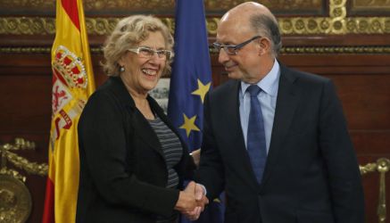 Carmena accede a modificar el Plan Económico Financiero tras reunirse con Montoro